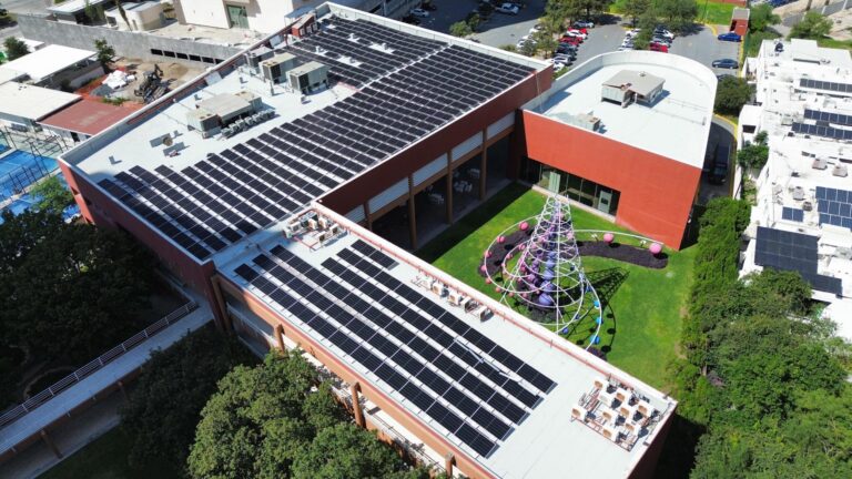 Facultad Libre de Derecho de Monterrey apuesta por energía solar junto a Solfium